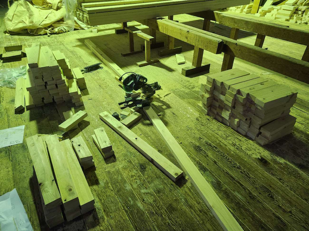プレカット工場で加工された木材の様子